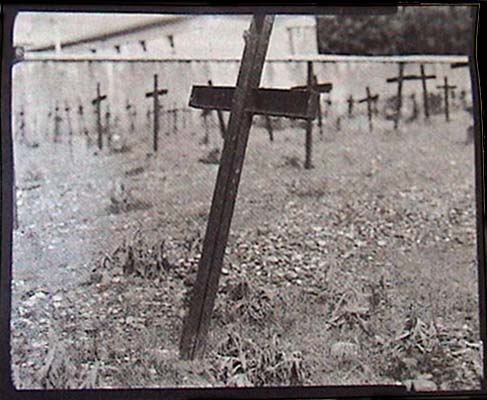 Les croix en fer - cimetière des fous - photographie Loïc Le Loet